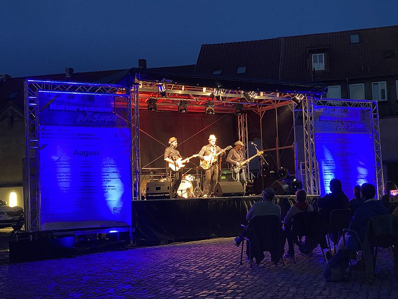 Live-Konzert auf Bühne mieten 6x4 Meter mit Beleuchtung und Klangtechnik bei Nacht