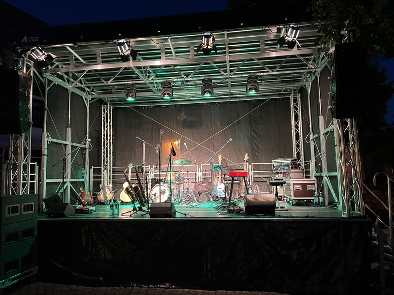 Bühne mieten 6x4 Meter mit Beleuchtung und Musikinstrumenten für Live-Auftritte bei Nacht
