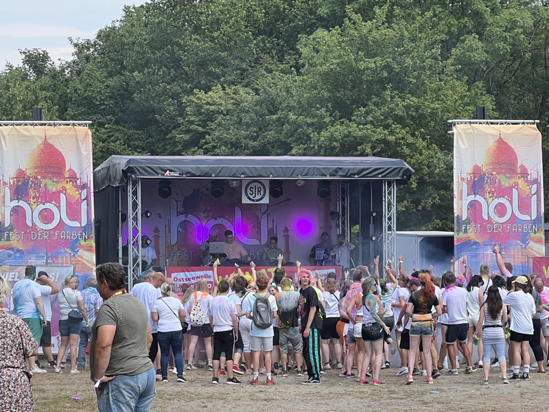 Bühne mieten 6x4 Meter bei einem Outdoor-Festival mit tanzender Menschenmenge und DJ-Pult