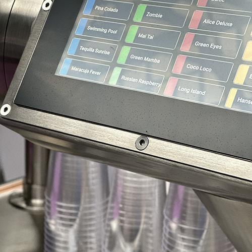 Cocktailmaschine für Events mit Touchscreen und Auswahl verschiedener Cocktailrezepte von Rental Hansekontor Wismar
