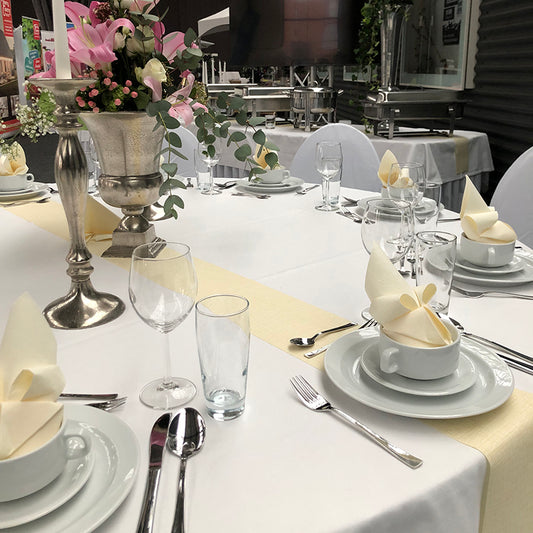 Elegante Eventausstattung Hochzeit Wismar mit festlich gedecktem Tisch, weißen Tischdecken und Blumendekoration