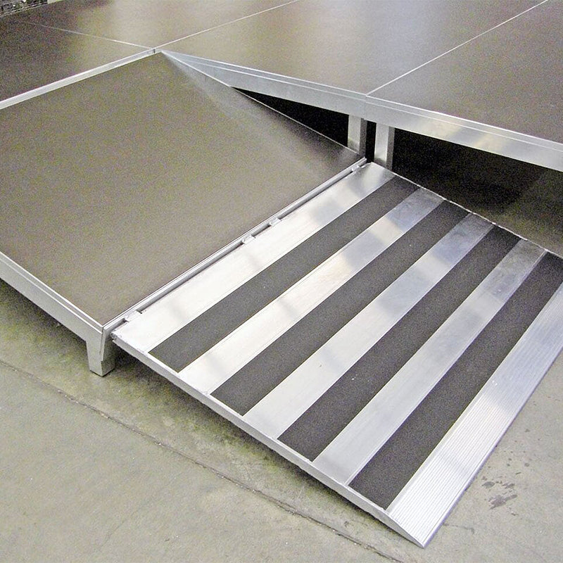 Mobile Rampe für Bühne aus Aluminium mit rutschfester Oberfläche für einfachen Zugang